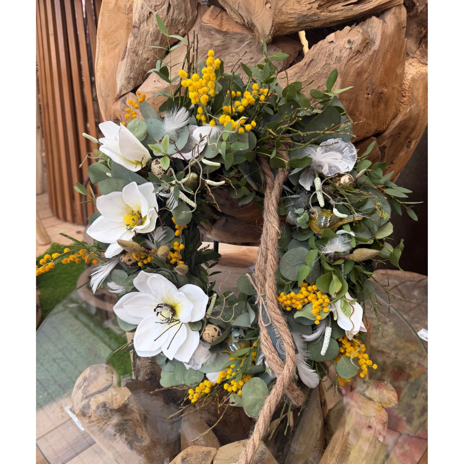 Jarní věnec Eucalyptus & Mimosa s bílými květy/průměr 30cm