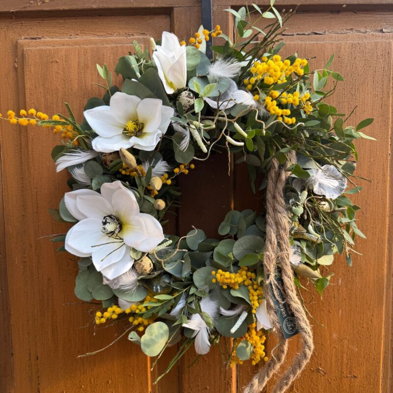 Jarní věnec Eucalyptus & Mimosa s bílými květy/průměr 30cm